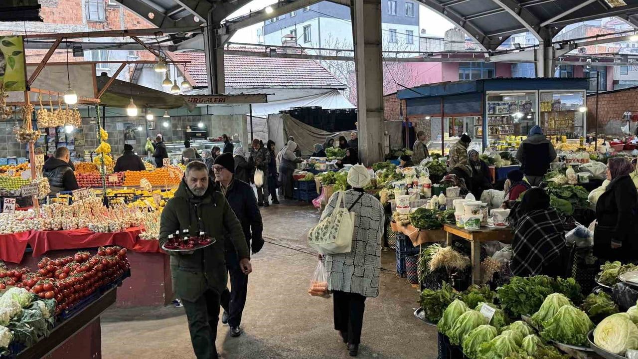 Zonguldak Soğuksu Halk Pazarı'nda Soğuk Hava Ziyaretçi Sayısını Düşürdü; Fiyatlar Marketlerin Altında Kaldı