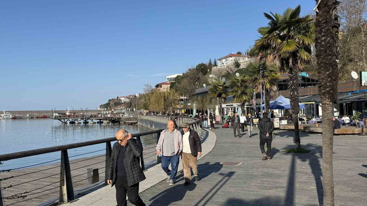 Zonguldak'ta Hava 19°C'ye Yükseldi, Vatandaşlar Sahillere Akın Etti