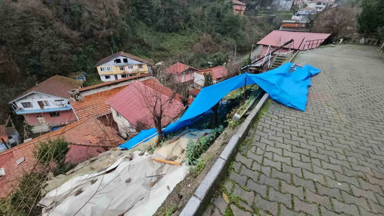 Zonguldak'ta heyelan: Merkez Terakki Mahallesi'nde kaya ve toprak iki evin üzerine düştü