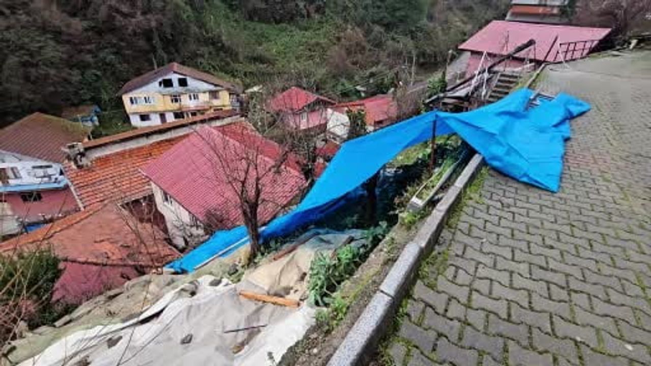 Zonguldak'ta heyelan: Merkez Terakki Mahallesi'nde kayalar iki evin üzerine düştü, yaralanma yok