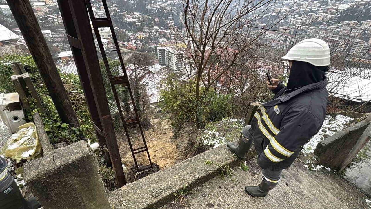 Zonguldak'ta heyelan: Mithatpaşa Mahallesi Pınar Sokak'ta su ve elektrik hattı zarar gördü