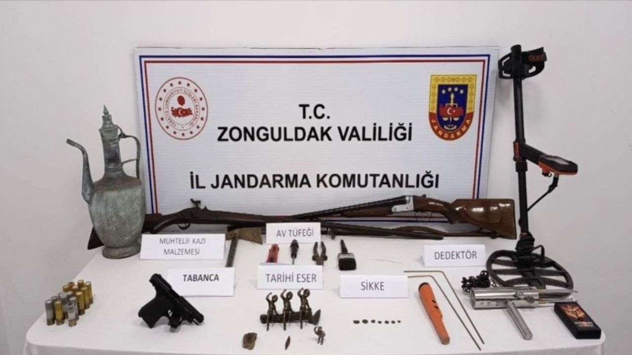 Zonguldak’ta jandarma operasyonunda tarihi eserler, dedektörler ve ruhsatsız silahlar ele geçirildi