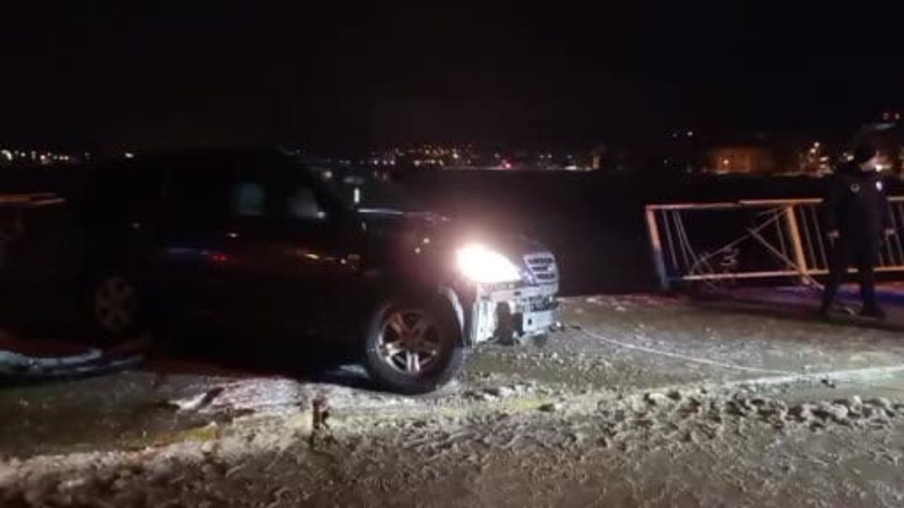 Zonguldak'ta kontrolü kaybeden cip köprü korkuluklarında asılı kaldı