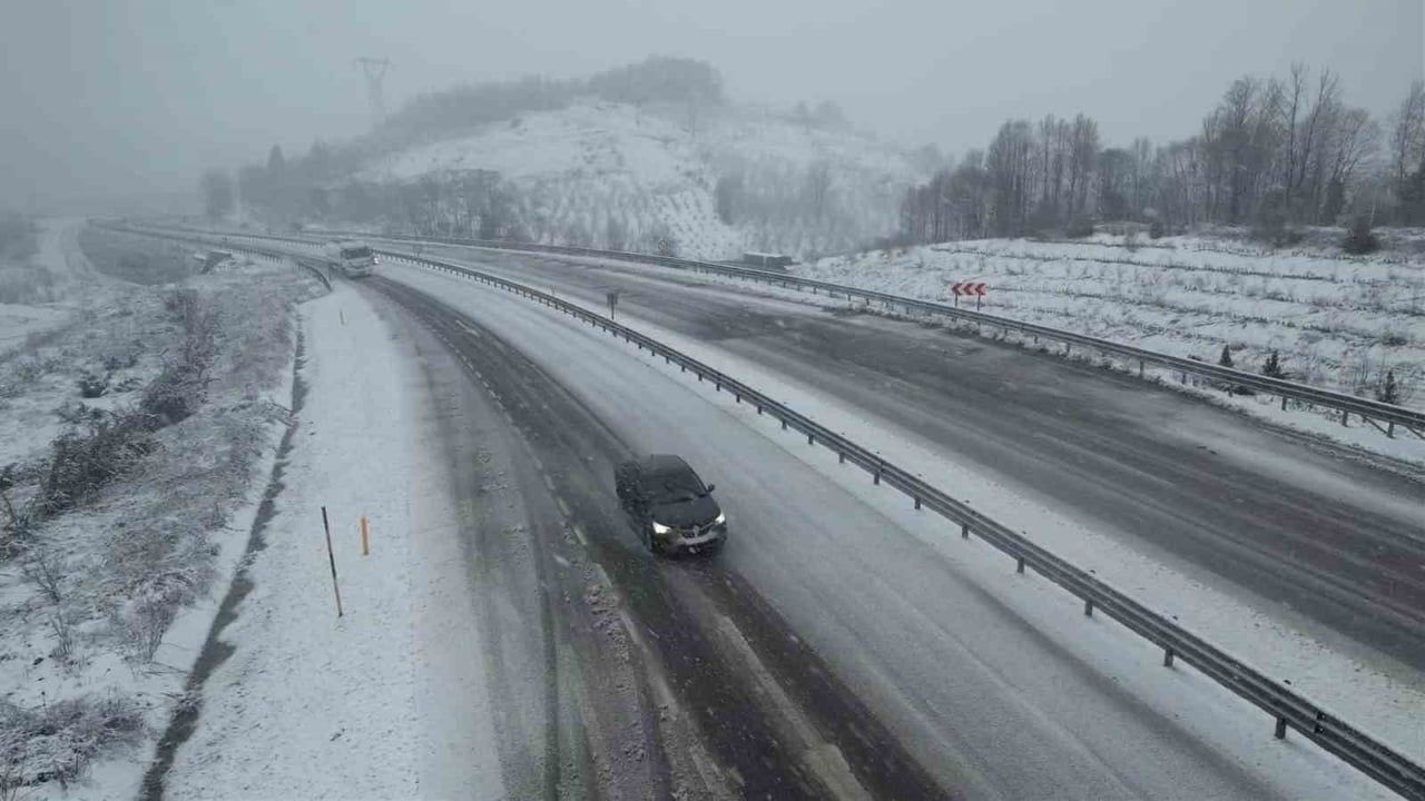 Zonguldak’ta yüksek kesimlerde sabah başlayan kar yağışı sürüyor