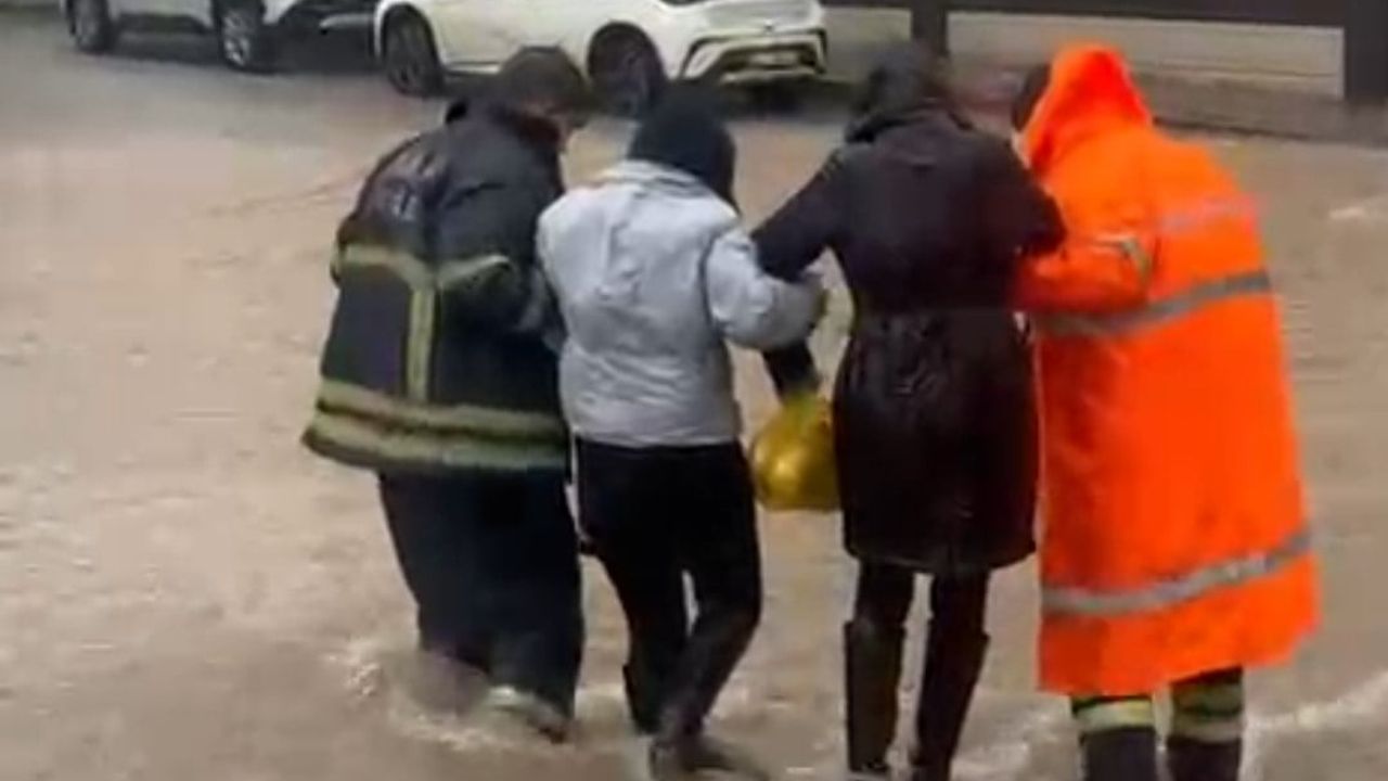 Adana’da metrekareye 138 kg yağış: 1.257 su baskını, 145 kurtarma operasyonu