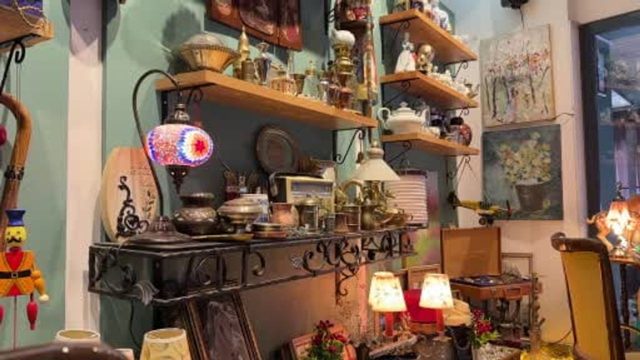 Adapazarı'nda asırlık antika eşyalarla dekore edilen kafe nostaljik atmosfer sunuyor