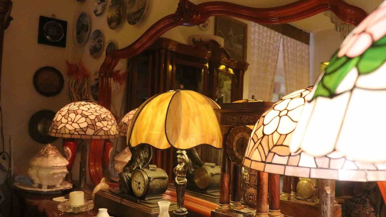 Adapazarı'nda Asırlık Antikalarla Dekore Edilen Kafe Ziyaretçileri Geçmişe Taşıyor