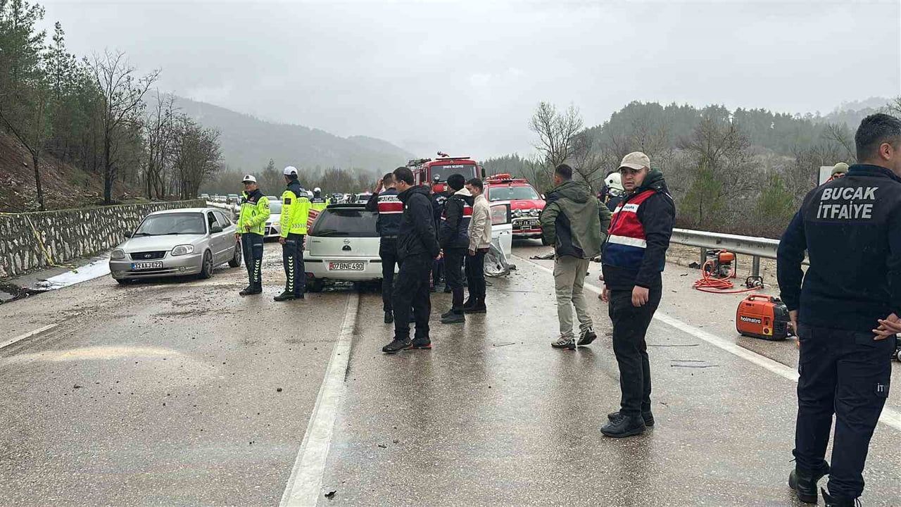 Ağlasun'da kafa kafaya çarpışma: 7 kişinin hayatını kaybettiği kazanın isimleri açıklandı
