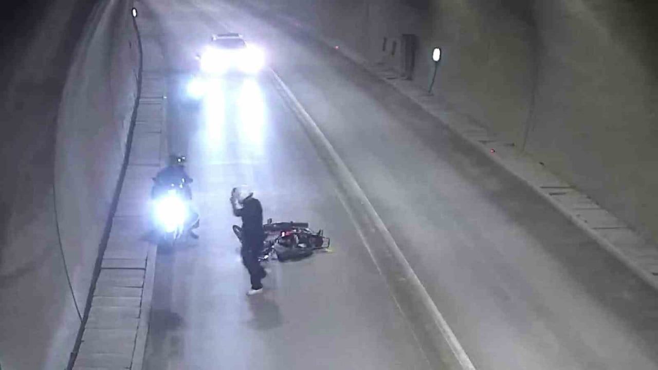 Amasya Ferhat Tüneli'nde motosiklet kazası: Kaskı hayatını kurtardı