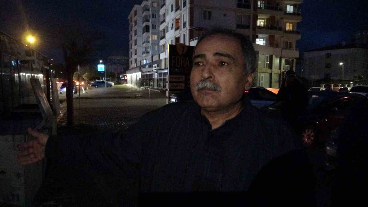 Antalya'da lüks otomobil park halindeki otobüse arkadan çarptı, sürücü yaralandı