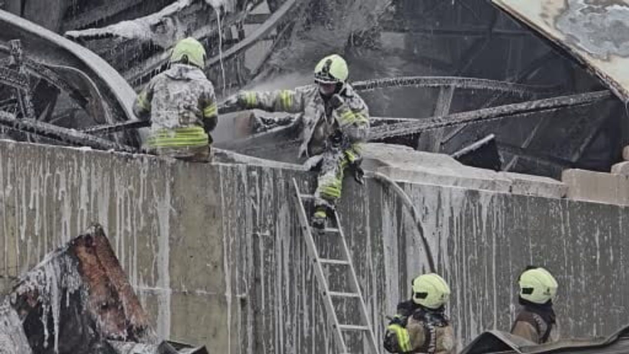 Ataşehir'de fabrika yangınında itfaiye ekipleri dayanışma örneği