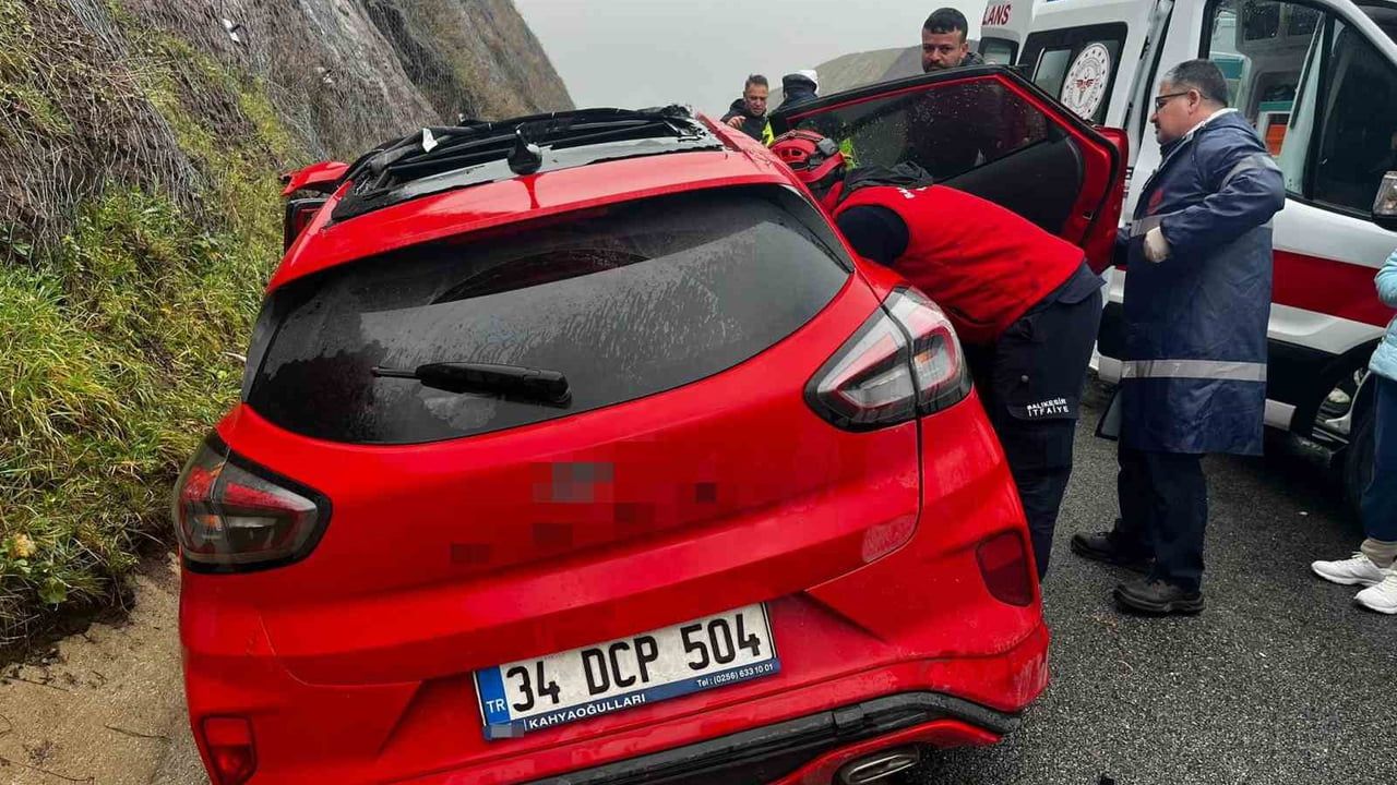 Balıkesir'de İzmir-İstanbul Otoyolu Aktarma Mevkiinde Otomobil Yoldan Çıktı: 2 Yaralı