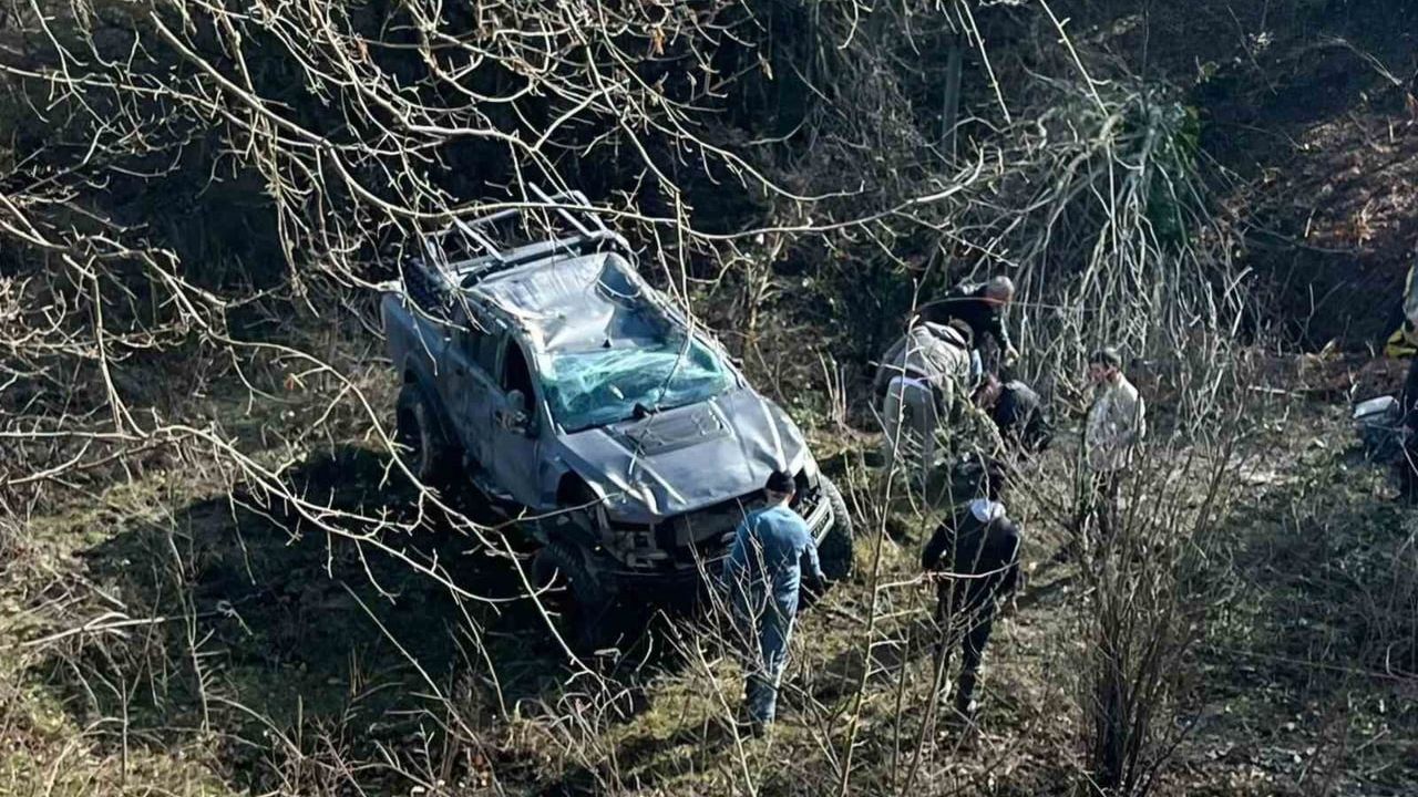 Bartın'da sis nedeniyle yoldan çıkan araç takla attı: 4 yaralı