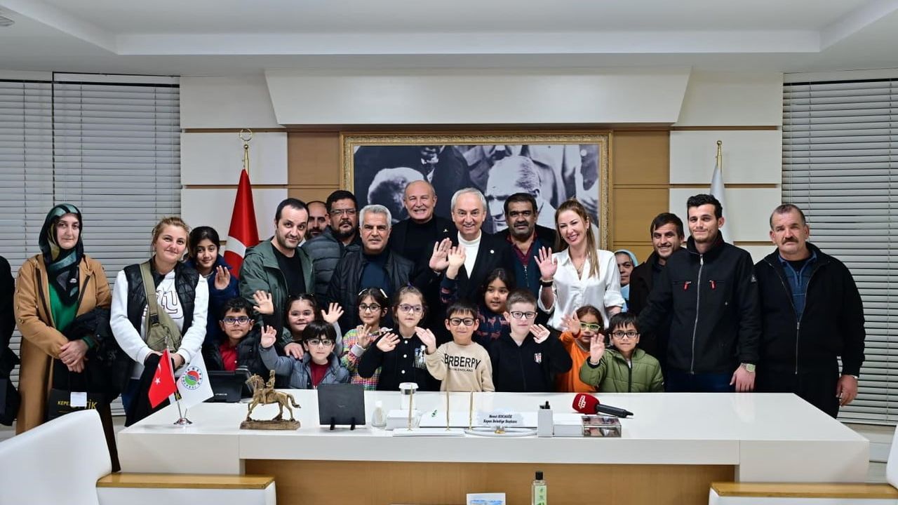 Başkan Kocagöz, görme sorunu tespit edilen öğrencilere gözlüklerini teslim etti