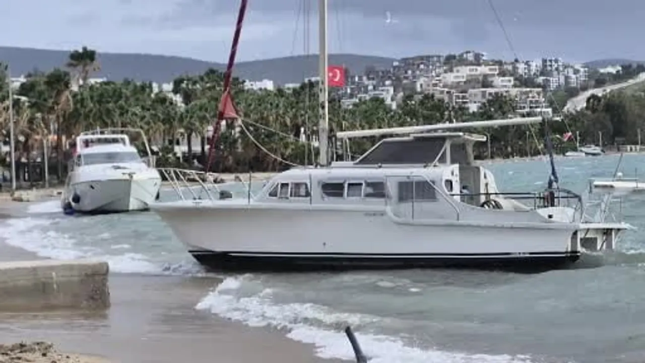 Bodrum'da fırtına: Gümbet Koyu'nda 8 tekne kıyıya sürüklendi