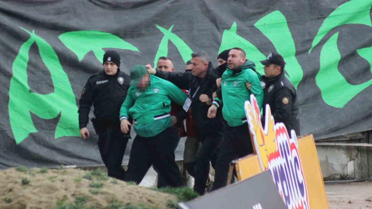 Boluspor-Sakaryaspor maçında tribünden atlayan iki taraftar kelepçe ile gözaltına alındı