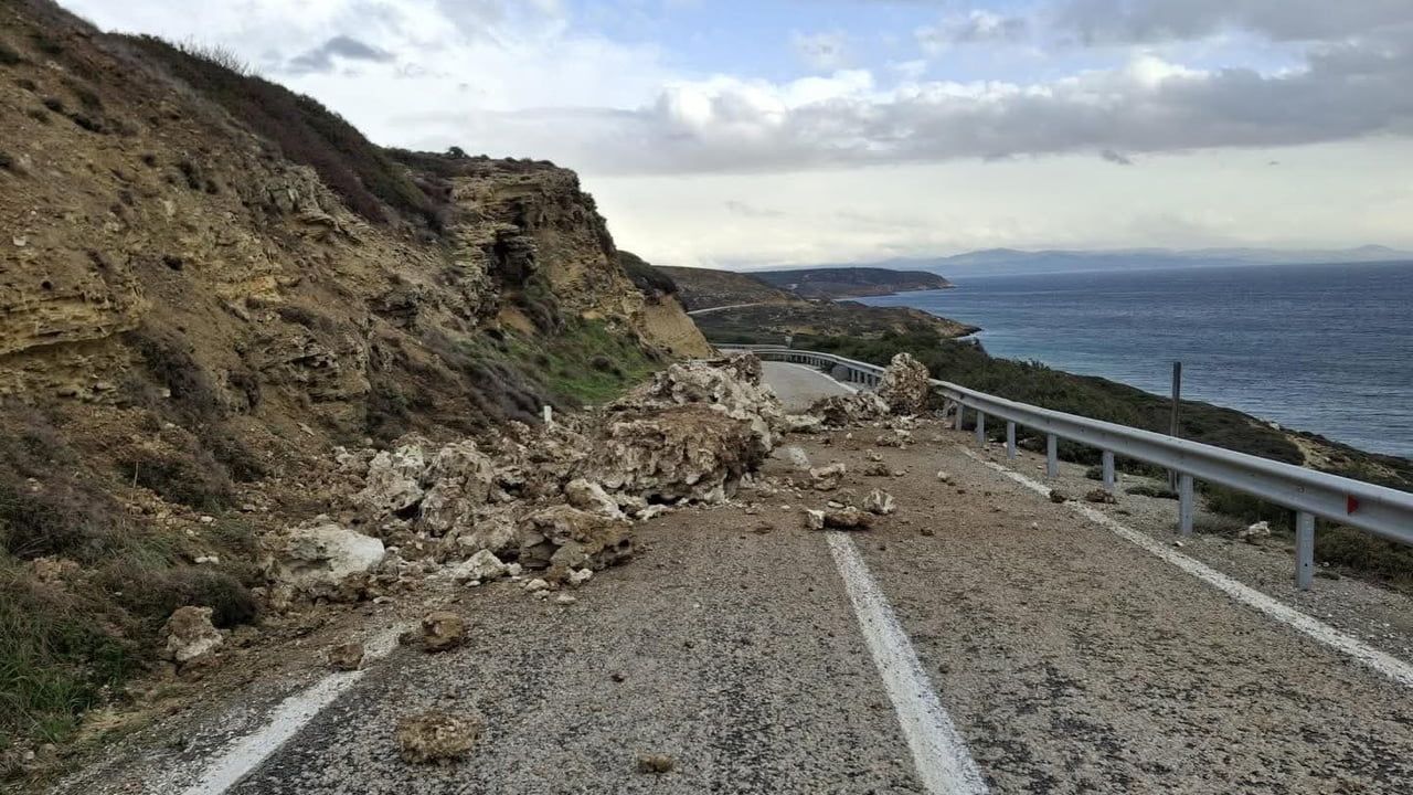 Bozcaada'da Aşırı Yağış Sonrası Heyelan: Beylik-Ayana Mevkii'nde Yol Trafiğe Kapandı
