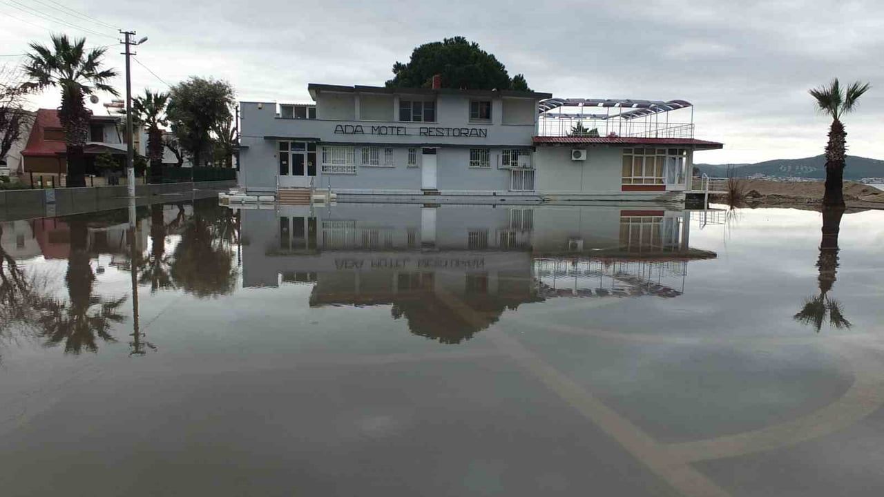 Burhaniye'de sağanak yolları göle çevirdi, Ören sahilinde deniz rengi değişti