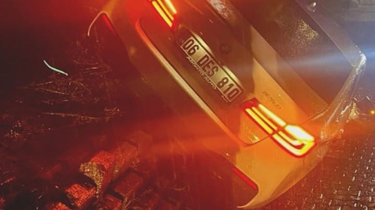 Bursa İnegöl'de otomobil duvara çarptı: 2 yaralı