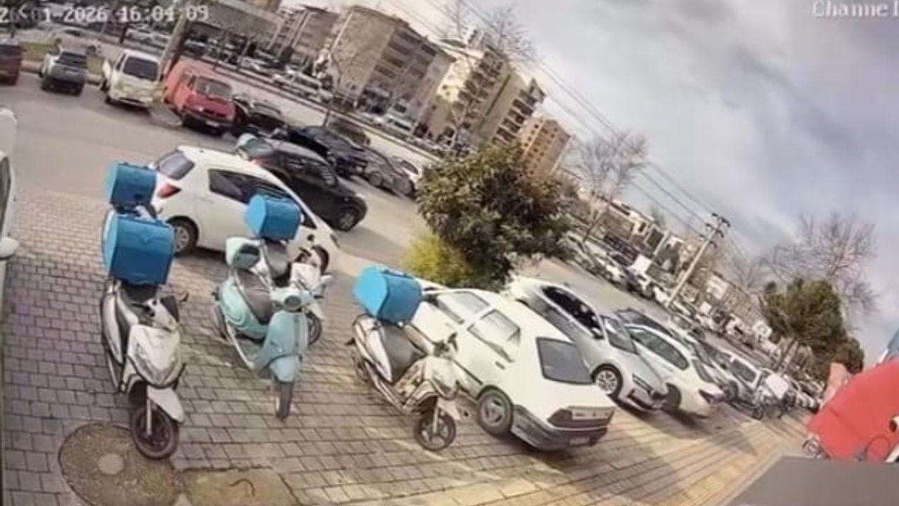 Bursa Nilüfer'de 'yol verme' tartışması: Otomobil sürücüsü ile motosikletli kurye arasındaki gerginlik güvenlik kamerasında