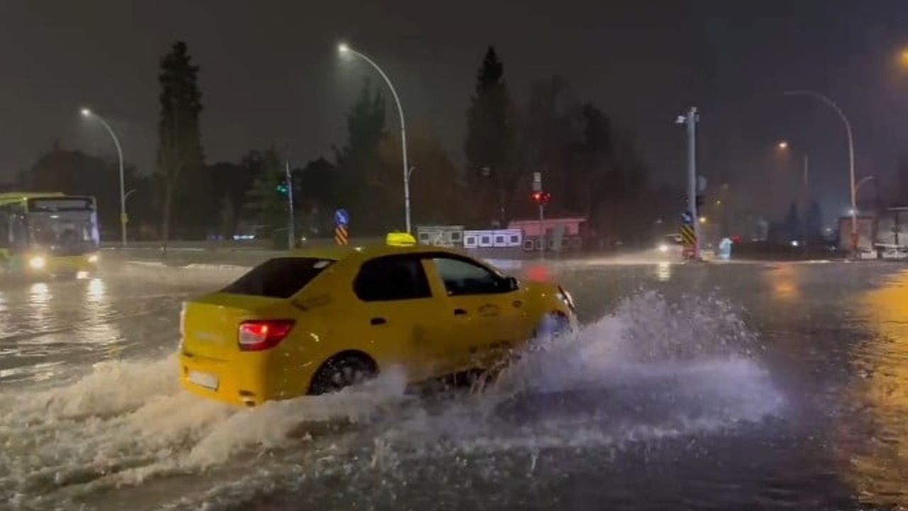 Bursa Yıldırım'da Sağanak: Mimarsinan Emniyet Caddesi'nde Rögar Taşması Caddeyi Göle Döndürdü