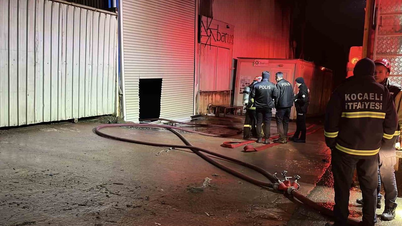 Çayırova'da metal işleme atölyesinde gece yangını: İtfaiye müdahalesiyle söndürüldü
