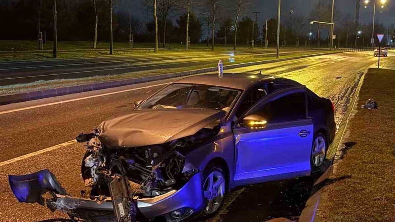 D-650'de iki otomobil çarpıştı: Adapazarı Atatürk Stadyumu mevkiinde 3 yaralı