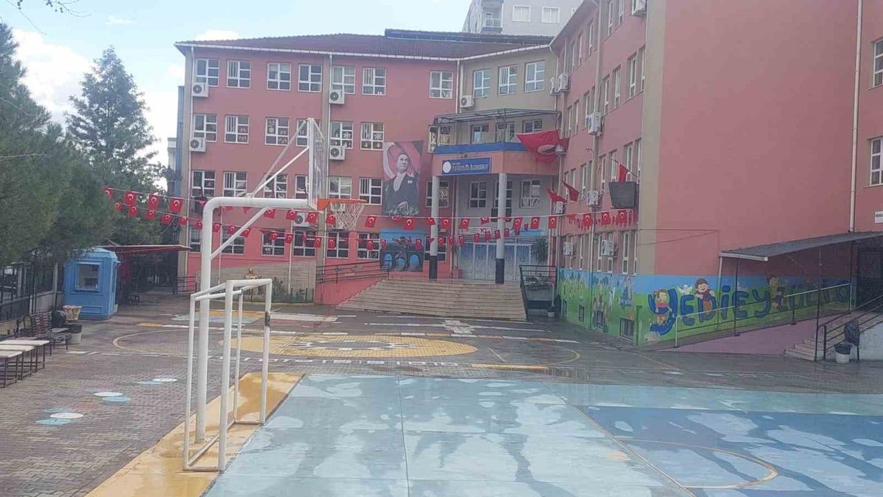 Efeler'de 2025-2026 İkinci Dönemi 'Bayrak Sevgisi' Dersiyle Başlayacak