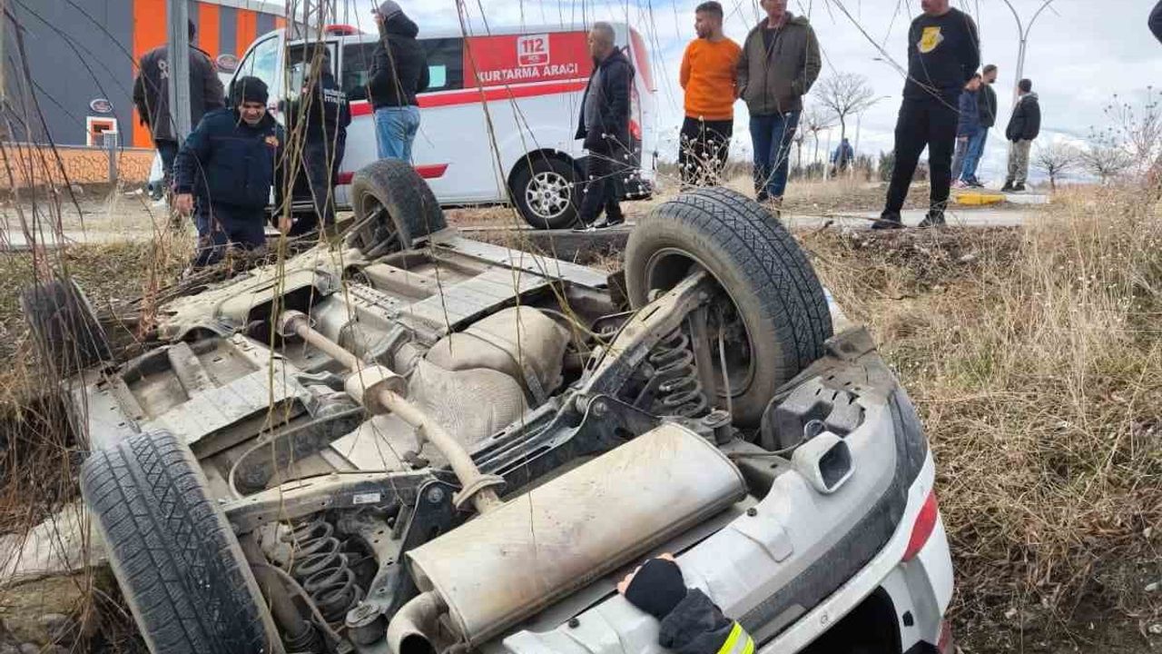 Erzincan'da otomobil şarampole uçtu, sürücü yaralandı