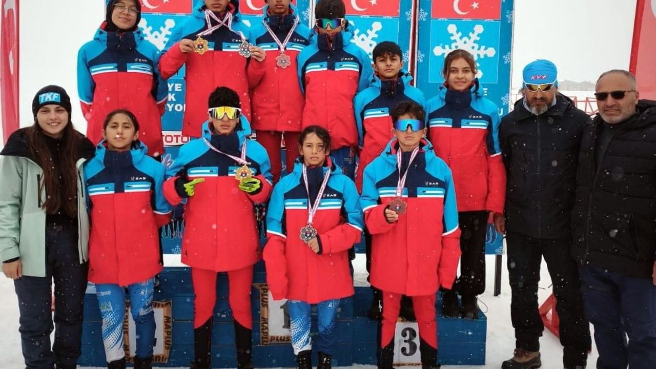 Erzincanlı kayakçılar Hakkari’deki yarışmadan 6 madalya ile döndü