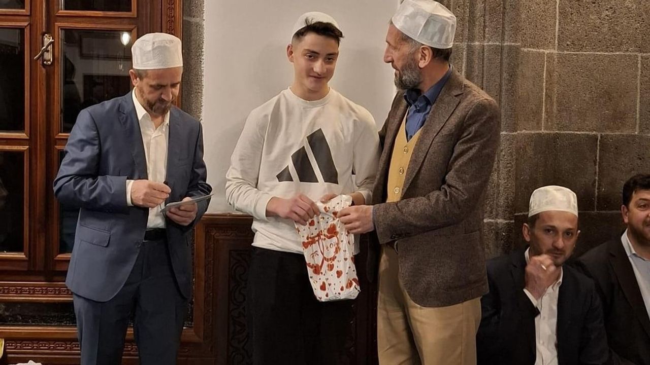 Erzurum'da Bakırcı Camii'nde buluşan gençlere ara tatil ödülleri verildi