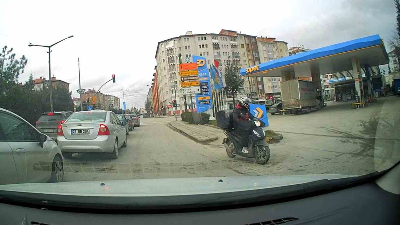Eskişehir'de Cumhuriyet Bulvarı'nda motosikletli kurye ters yöne girerek trafiği tehlikeye attı