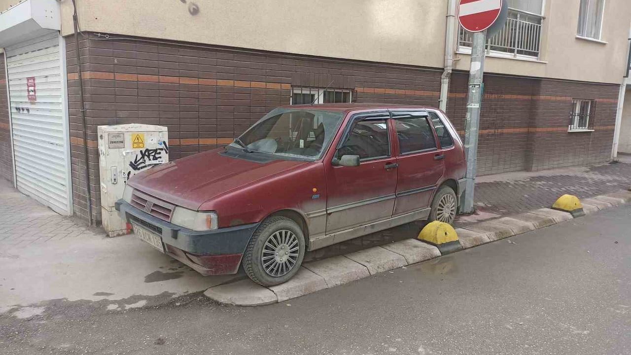 Eskişehir'de kaldırıma park eden araç yayaları ve engellileri engelledi