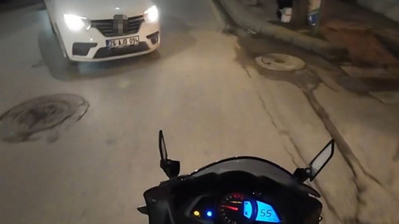 Eskişehir'de motosiklet sürücüsü, aniden çıkan otomobile çarpmaktan son anda kurtuldu