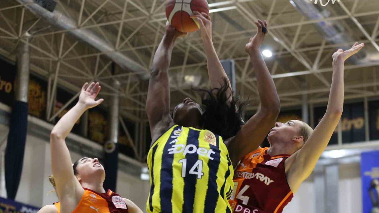 Fenerbahçe, Kadınlar Basketbol Süper Ligi ve Sultanlar Ligi derbilerinde her iki branştan da galip çıktı