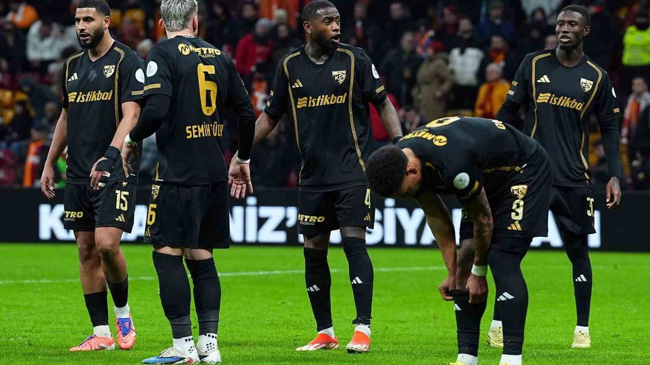 Galatasaray, Kayserispor karşısında ilk yarıyı 2-0 önde tamamladı