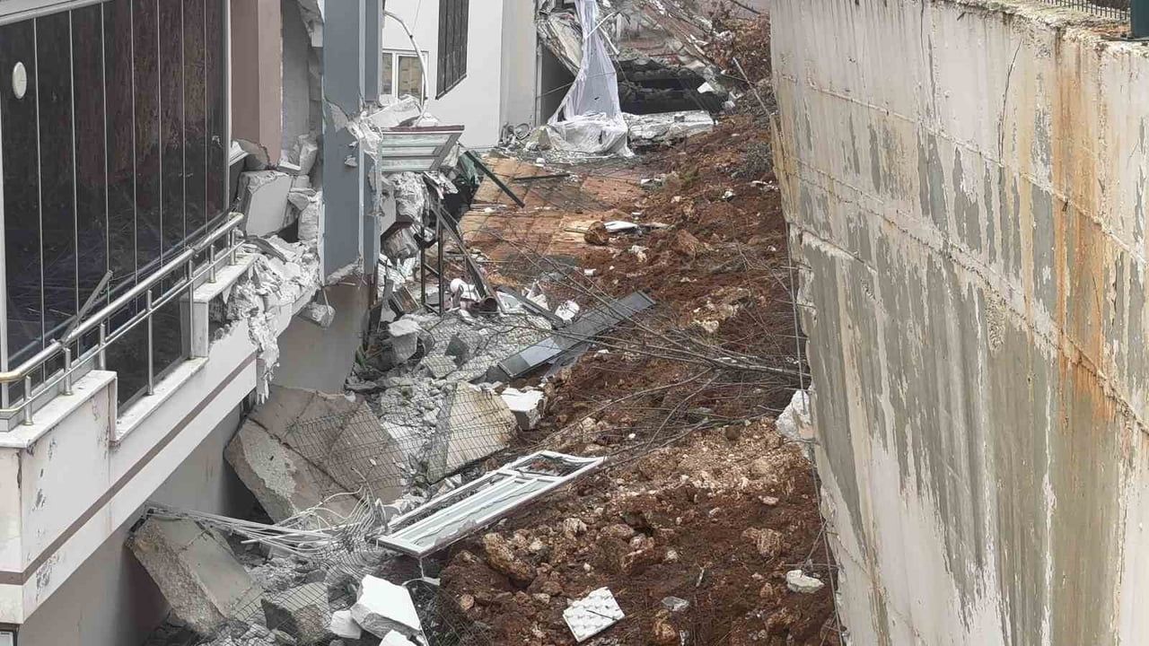 Gaziantep’te istinat duvarı çöktü: 4 blok tedbir amaçlı boşaltıldı, 3 araç zarar gördü