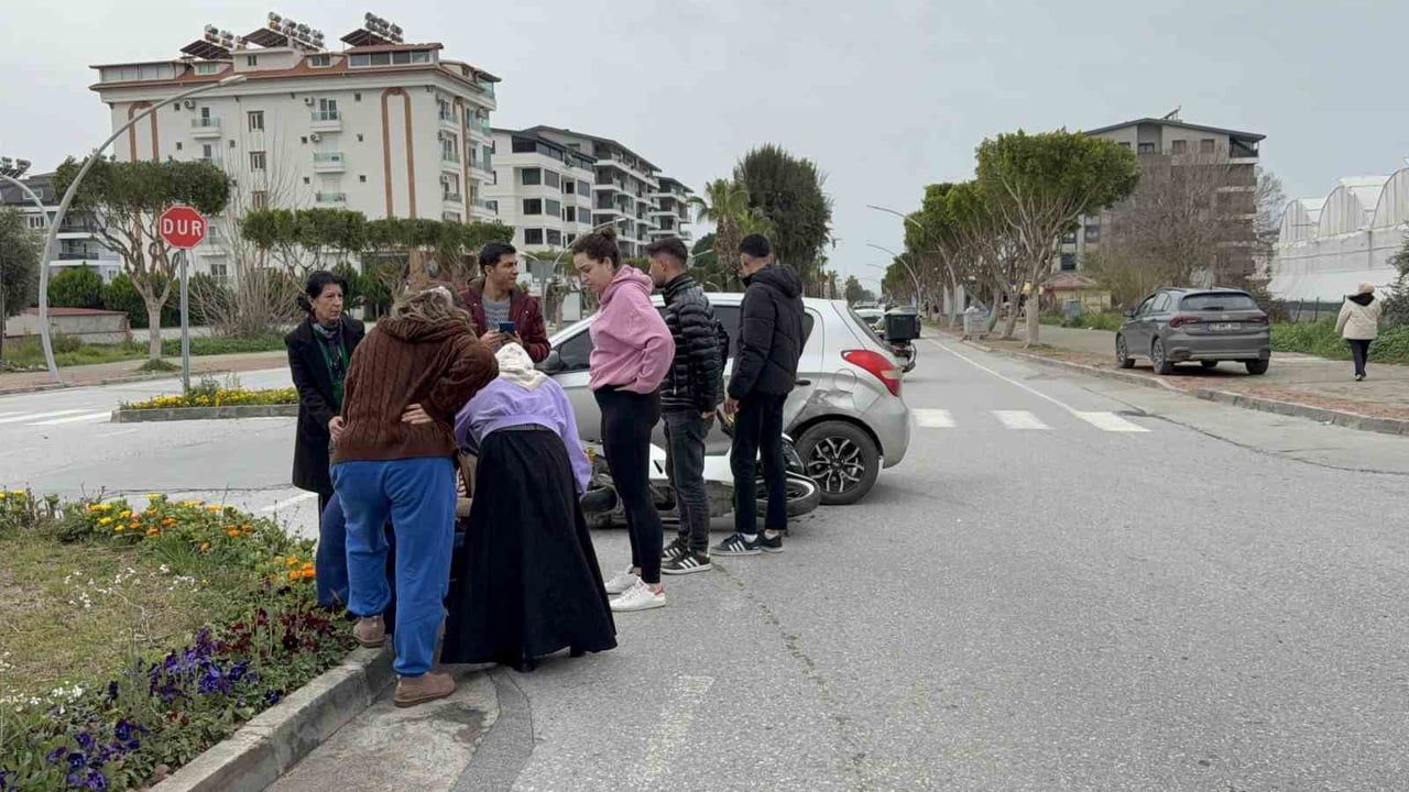Gazipaşa'da motosiklet ile otomobil çarpıştı; acil doktoru yaralıya ilk müdahaleyi yaptı