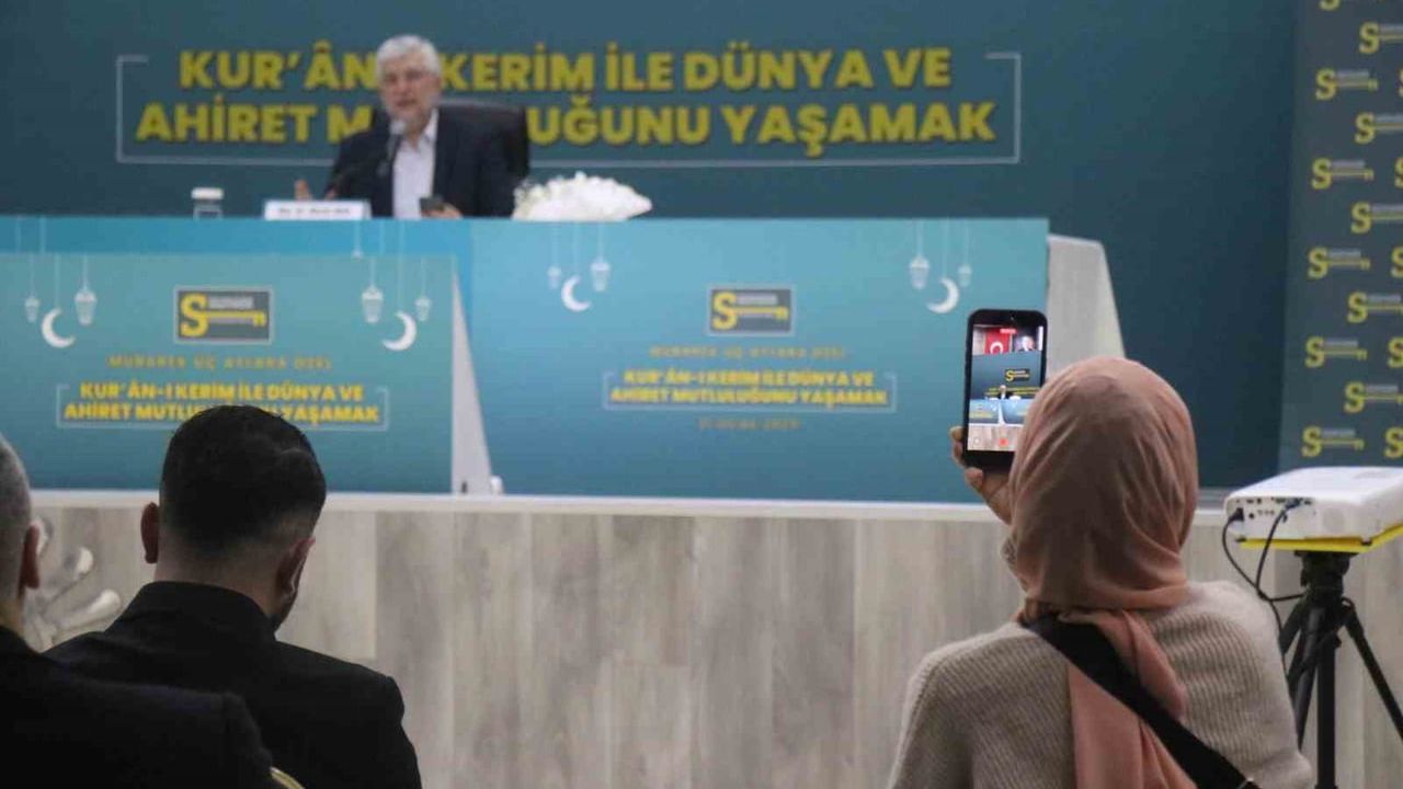 Gölcük'te panel: Kur’an-ı Kerim rehberliğinde dünya ve ahiret mutluluğu tartışıldı