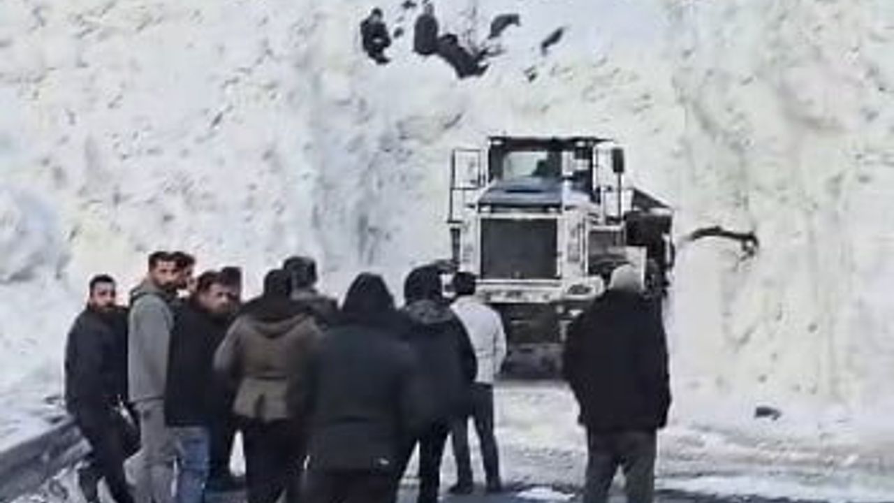 Hakkâri’de Van-Hakkâri ve Şırnak yollarında üç noktada çığ: Ulaşım kontrollü açıldı