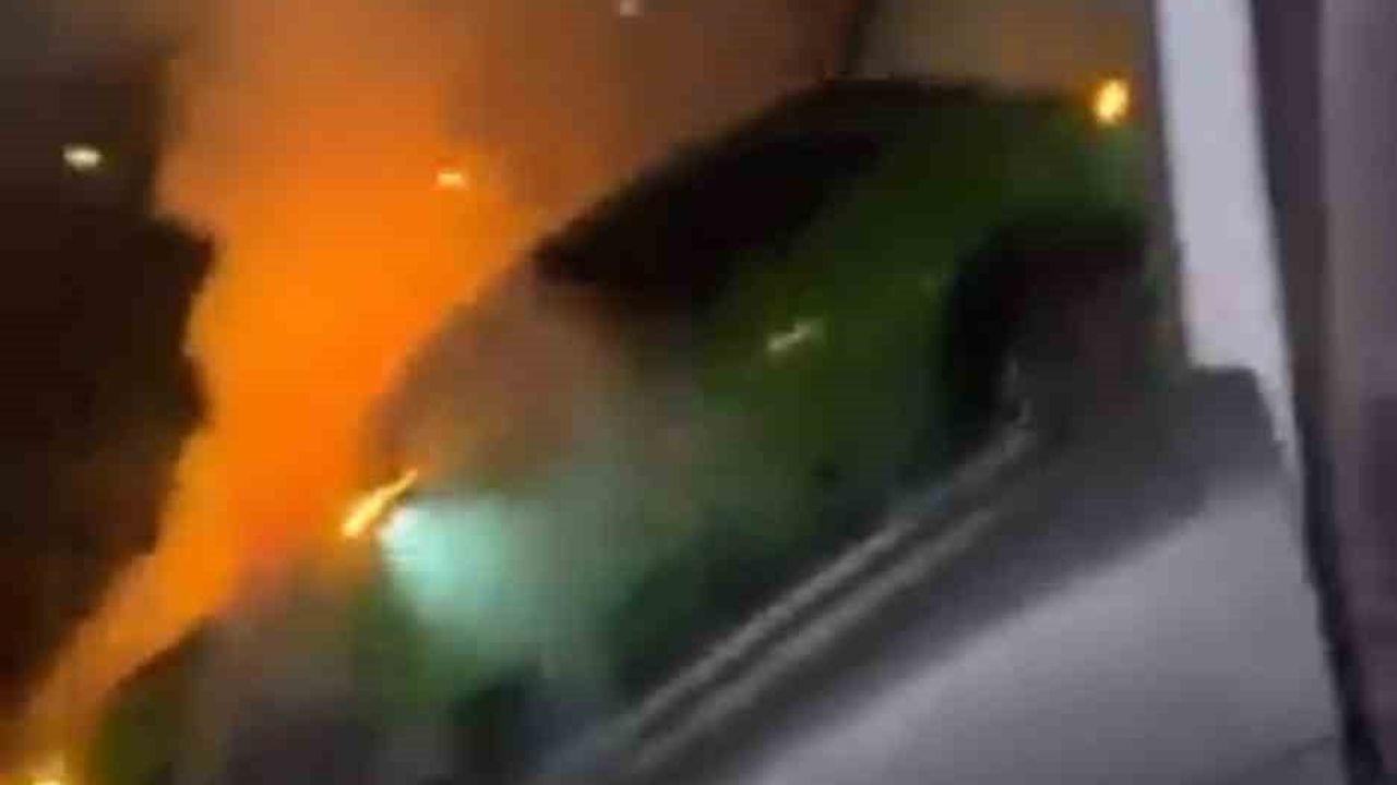 Haliç Köprüsü'nde Motor Bölümü Yanan Otomobili Yoldan Geçen Su Tankeri Söndürdü