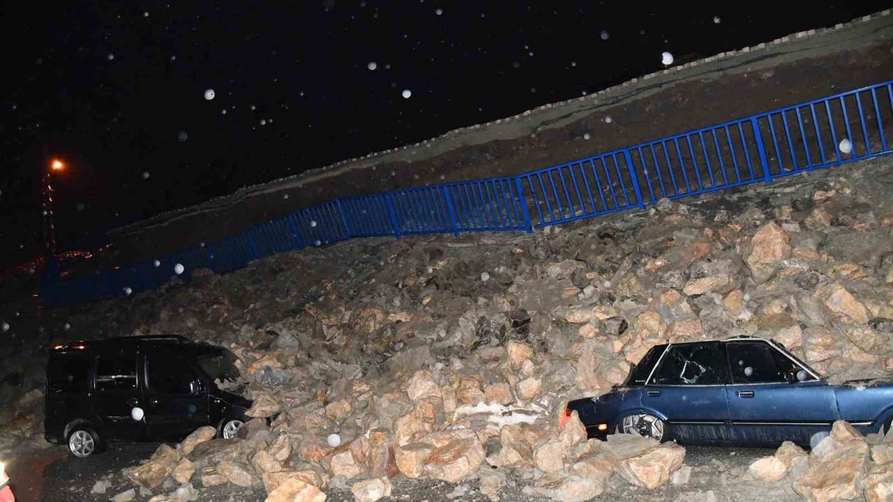 Hatay'da istinat duvarı park halindeki 7 aracın üzerine çöktü