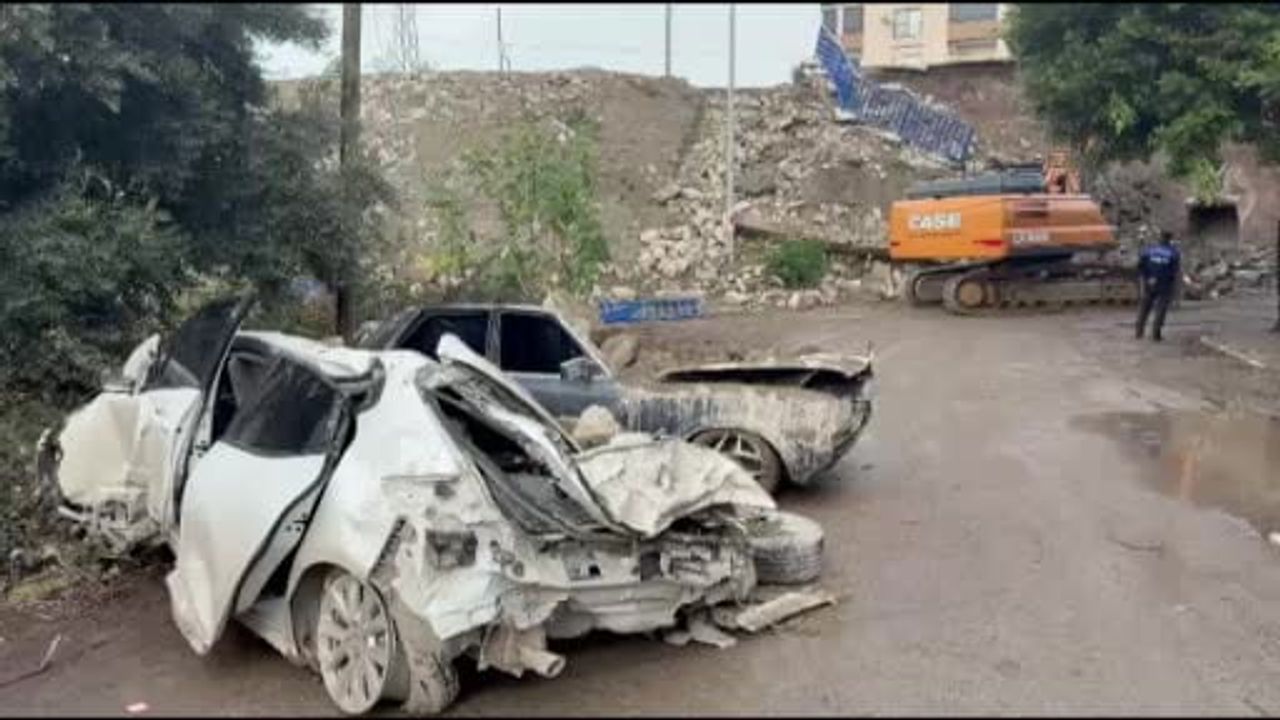 Hatay Payas'ta çöken istinat duvarı 7 aracı hurdaya çevirdi