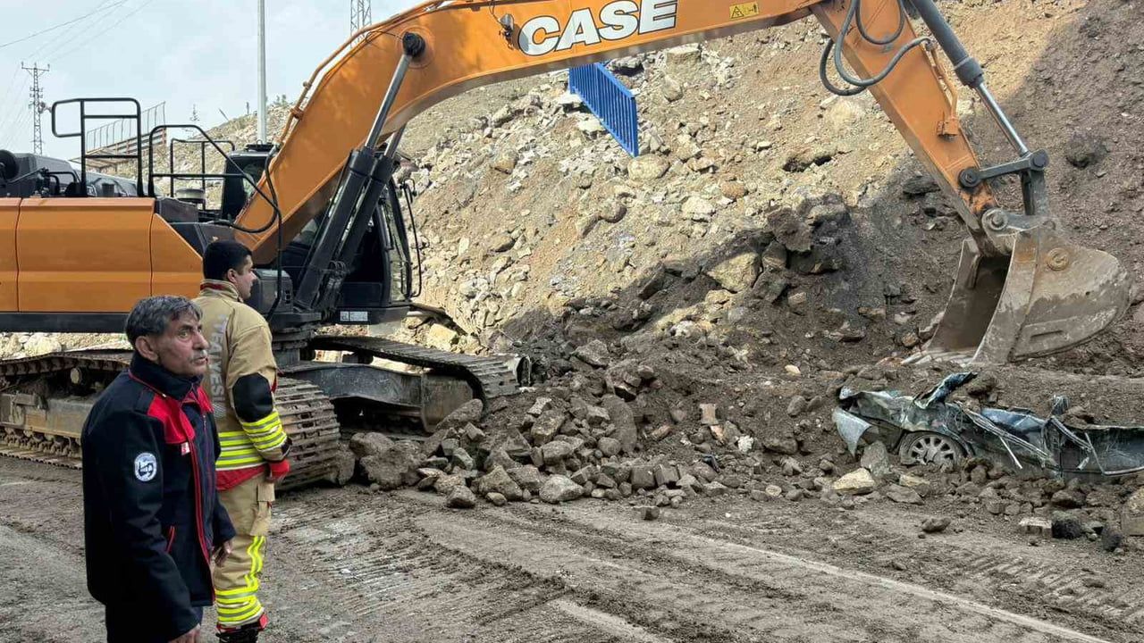 Hatay Payas'ta istinat duvarı çöktü: 7 araç hurdaya döndü, can kaybı yok