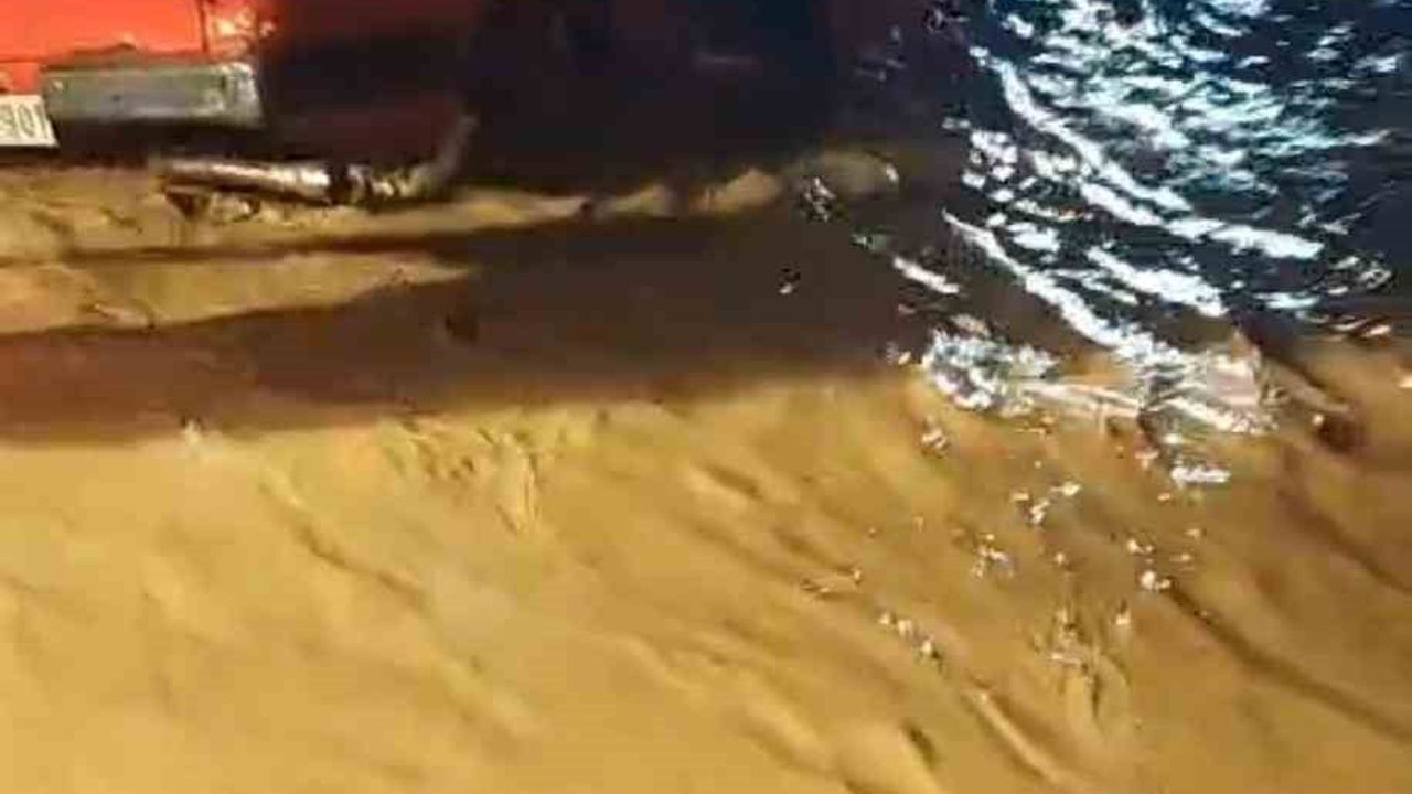 İncirliova'da Yalkıdere Çayı taştı, 5 kişilik aile belediye ekipleri tarafından kurtarıldı