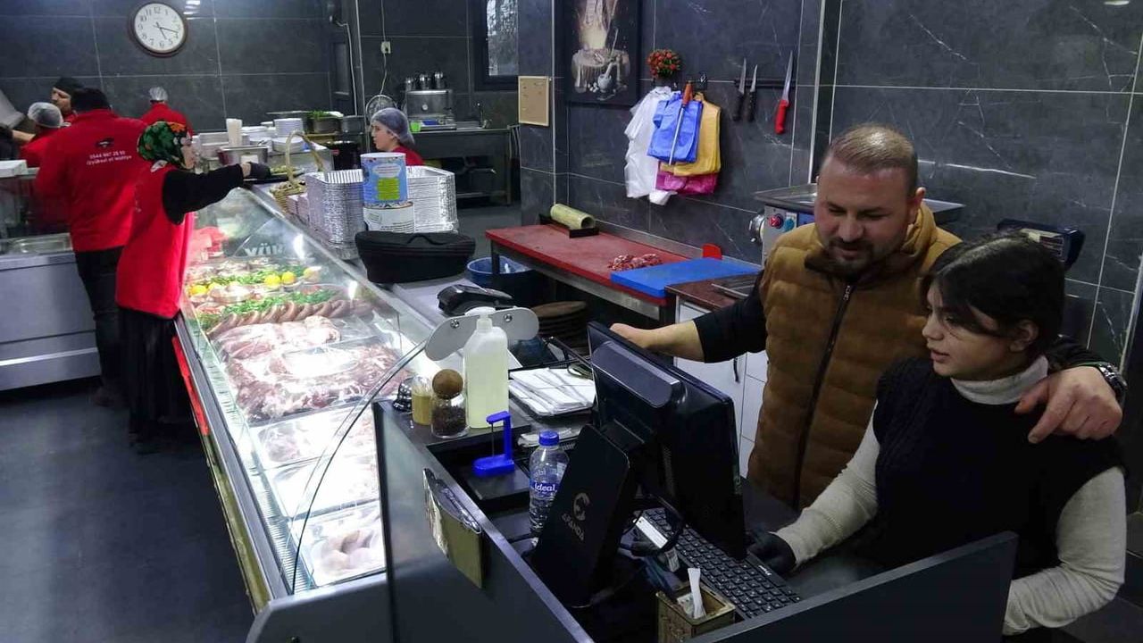 İslahiye'de Depremzede Kasap Hanifi Yüksel, Yeni İşletmesiyle 16 Kişiye İstihdam Sağladı