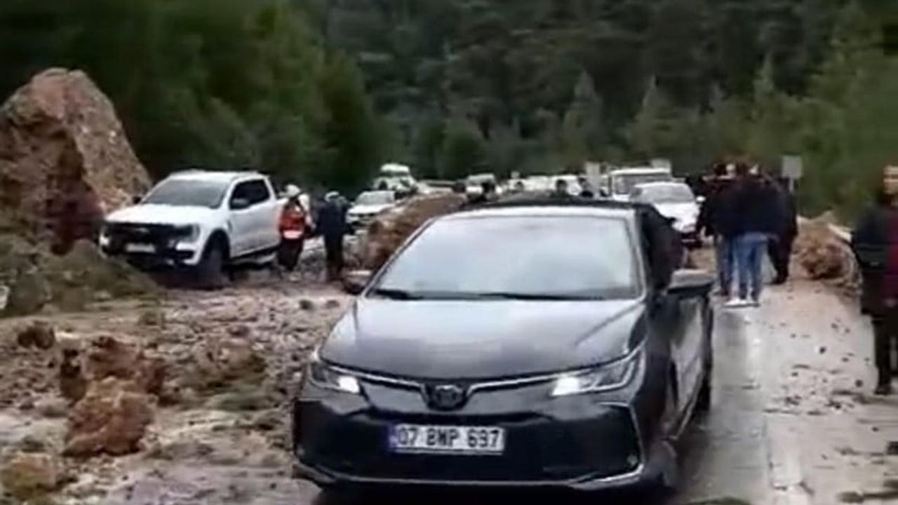 Isparta-Antalya kara yolunda heyelan: Dev kayalar yola düştü, ulaşım aksadı