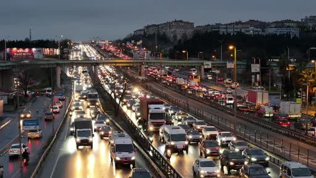 İstanbul trafiği ara tatilde de düşmedi: İş çıkışlarında yüzde 80'in üzerinde yoğunluk