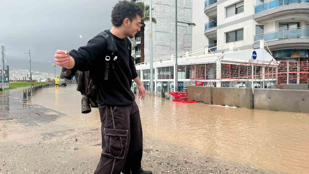 İzmir'de sağanak Kordon Boyu'nda su baskınlarına yol açtı; vatandaş oltayla tepki gösterdi