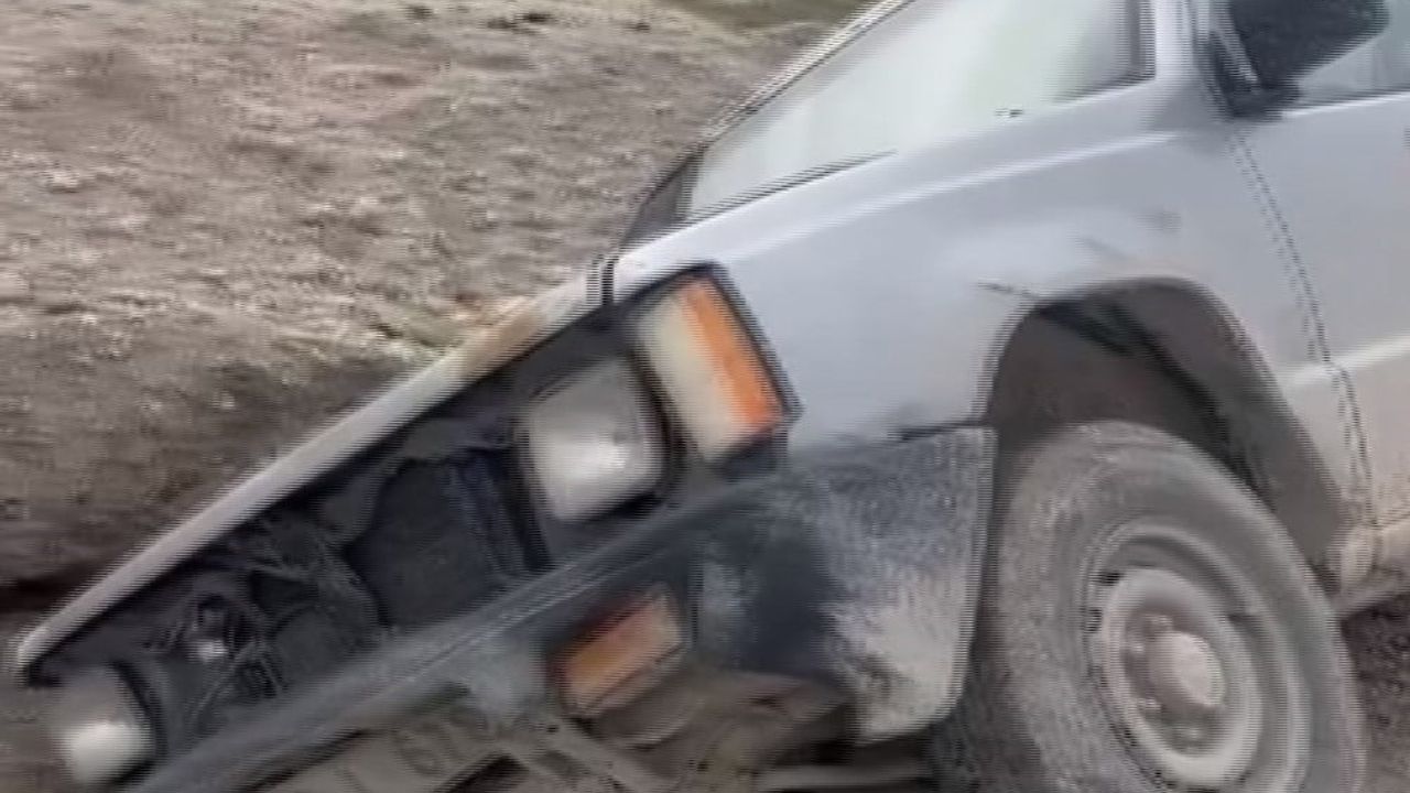 Karapınar'da yol çalışması kaynaklı kaza: Pikap çukura düştü, 1 yaralı